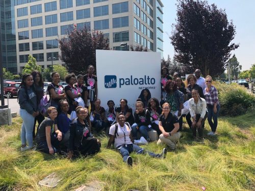 「業界が変化しつづけるなか、つねに革新的でありつづける」。パロアルトネットワークス 社屋の前で撮影された集合写真